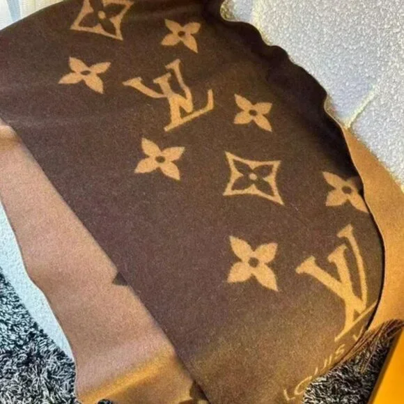 Louis Vuitton Shawl - Picture 3 of 6